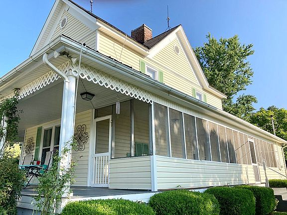 Screened side porch. 
