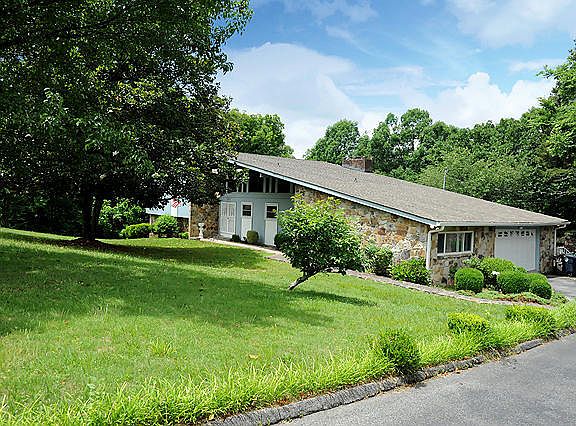 3rd image of 682 Bluebird Cir