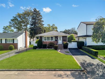 29 Collins Avenue, Deer Park, NY, 11729