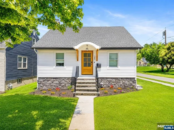 385 Copeland Ave, Lyndhurst, NJ 07071