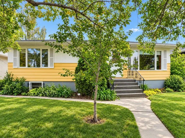 3216 W 27th St SW, Calgary, AB T3E 2G8