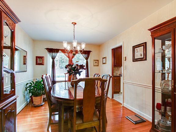 5th image of 4706 Carousel Dr