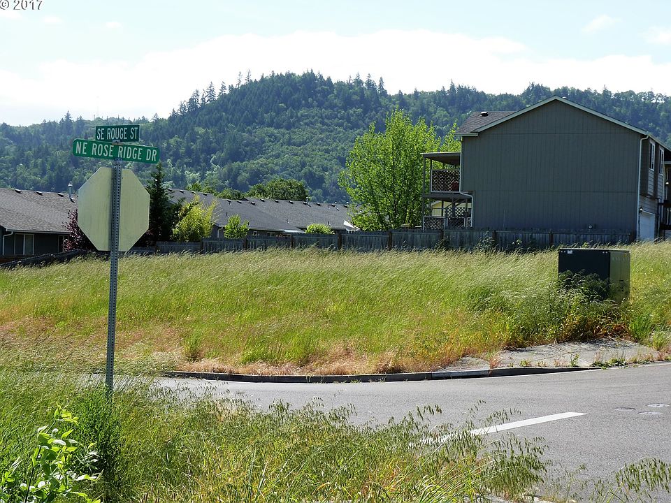 2nd image of 430 SE Rose Ridge Dr
