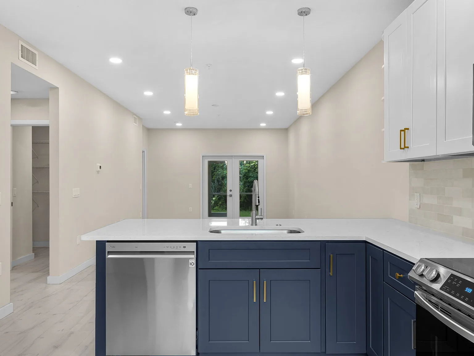 2 bed, 1100 sqft, $2,045 — Photo 3