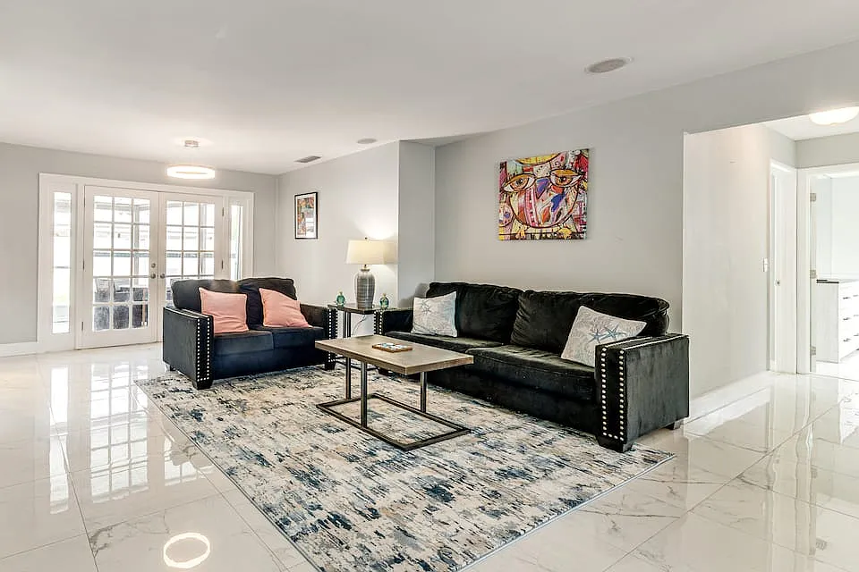 729 Heron Dr — Photo 3