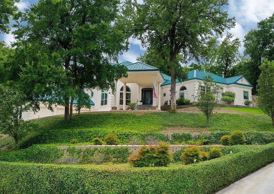 1st image of 300 Laurel Creek Dr