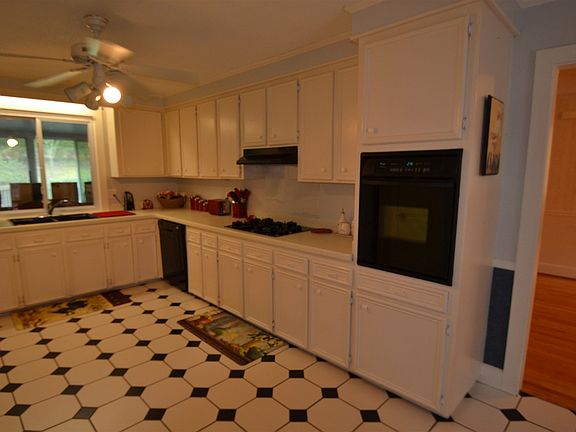 3rd image of 136 Park Shore Dr E