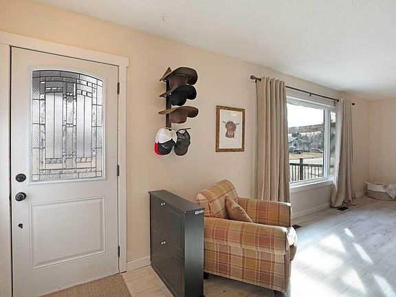 2nd image of 534 E Iris St