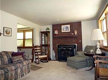 3rd image of 19 Meadowbrook Ave