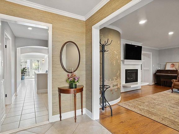 3rd image of 317 W Drewry Ln