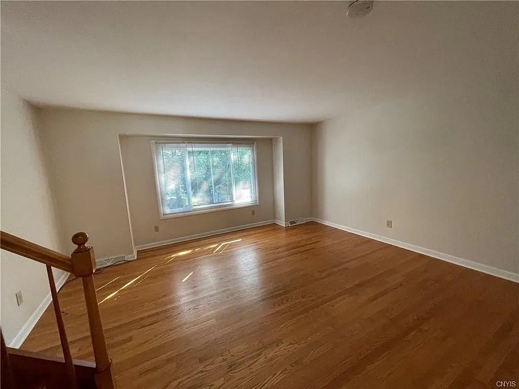 3 bed, 1.0 bath, 1137 sqft, $2,200 — Photo 3