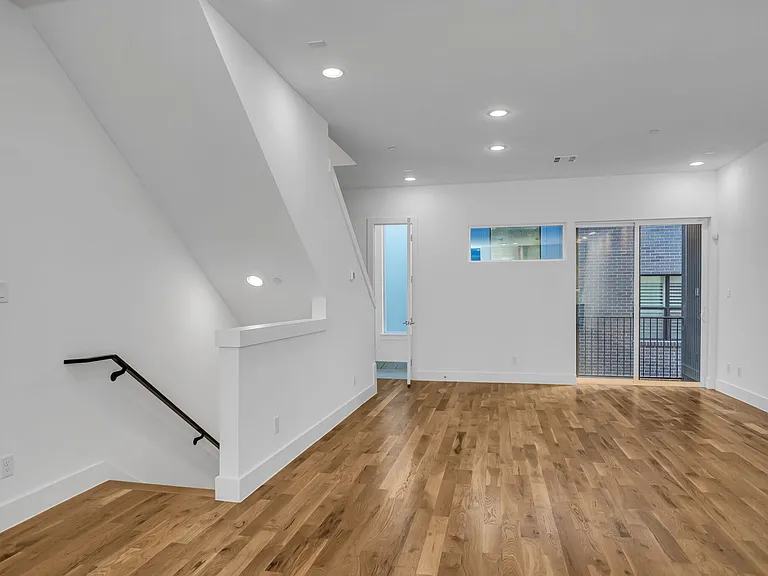 426 W 9th St #108 — Photo 6