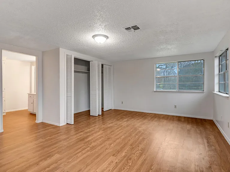 410 Shady Ln — Photo 9
