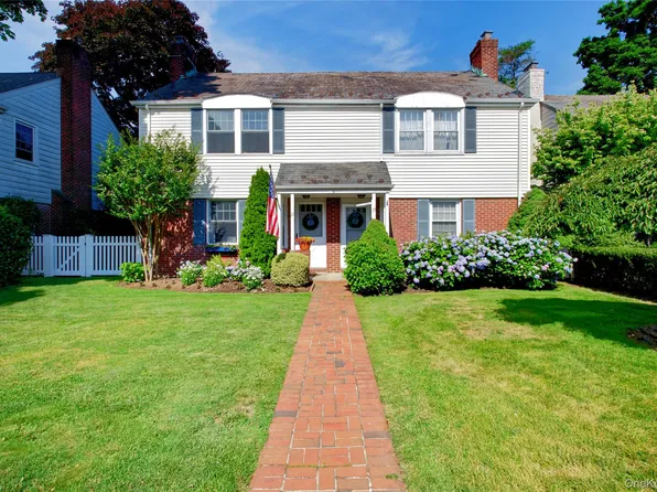 21 Travers St, Manhasset, NY 11030