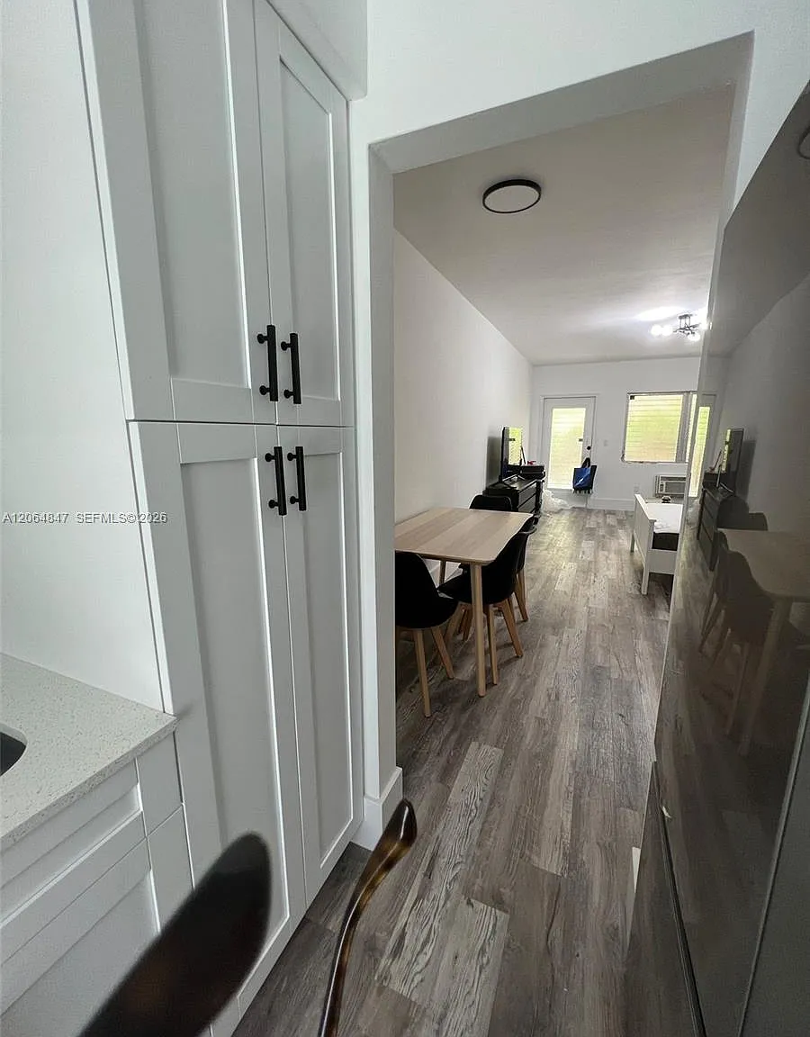 The Beverly Arms Condo — Photo 3