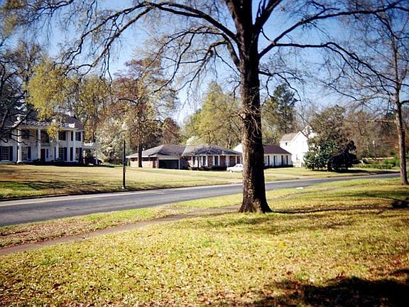 4th image of 636 Ockley Dr APT B