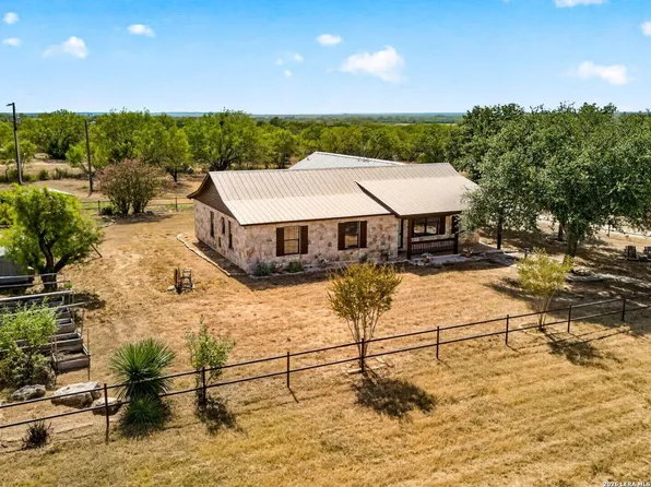 5431 STATE HIGHWAY 173 N, Devine, TX 78016