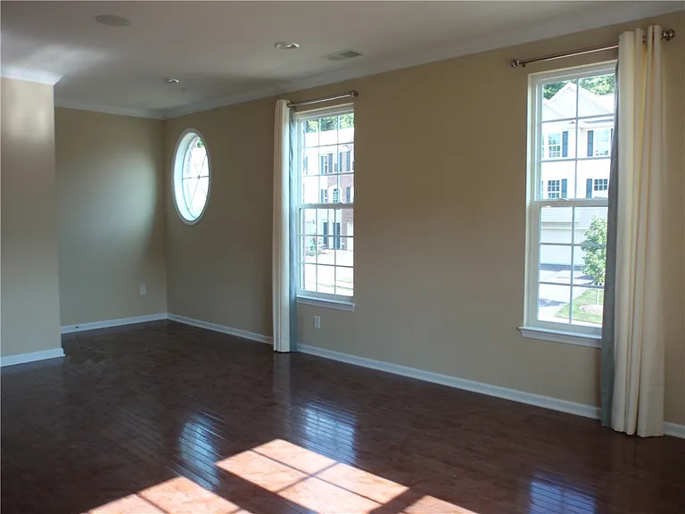 325 Broadstone Dr — Photo 3