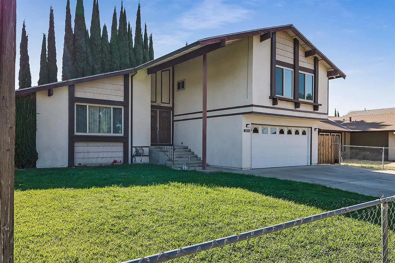 2414 Val Dr photo 1