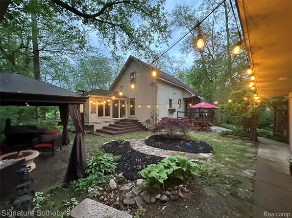 4945 Whitlow Ct, Commerce Township, MI 48382