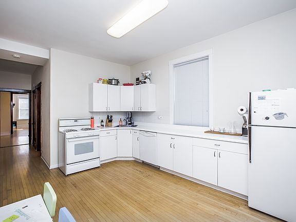 3rd image of 1918 N Wood St APT 1