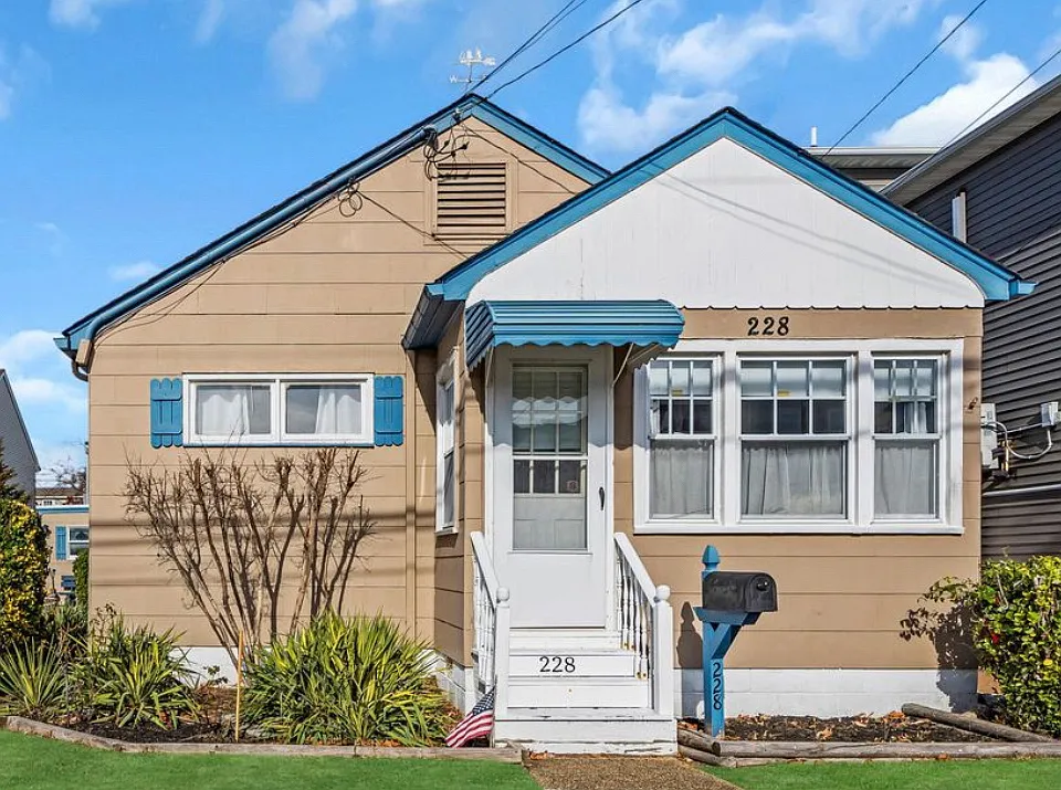 228 Hancock Ave