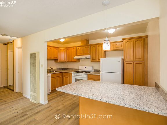 4th image of 726 Oak St APT 204