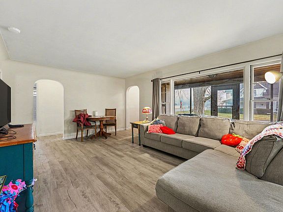 5th image of 102 Tyrrell St