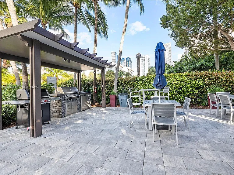 17050 N Bay Rd #807 — Photo 47