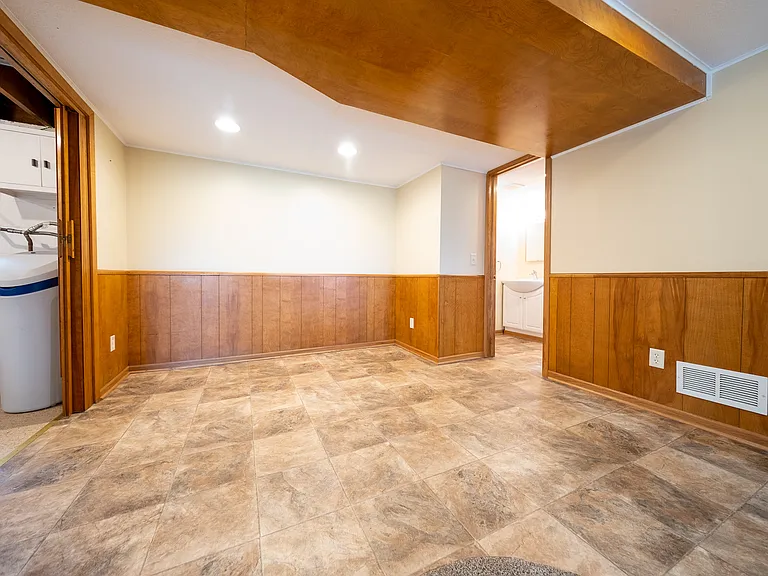 1140 Evergreen Ln N — Photo 21