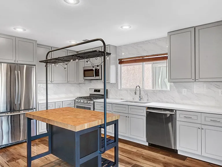 812 Sistine St — Photo 13