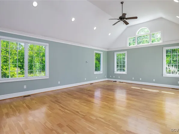 8936 Lady Ln, Hayes, VA 23072