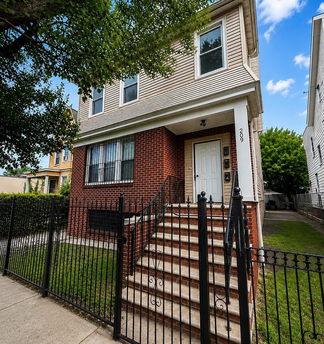 4 bed, 1300 sqft, $2,600 — Photo 1