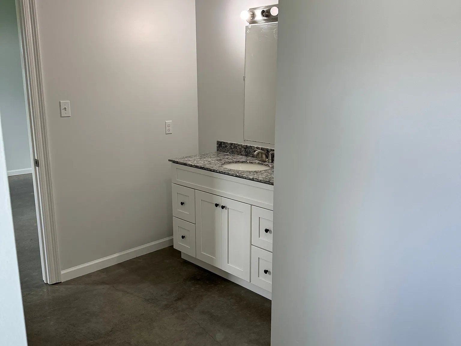3 bed, 2.0 bath, 1300 sqft, $1,350 — Photo 2