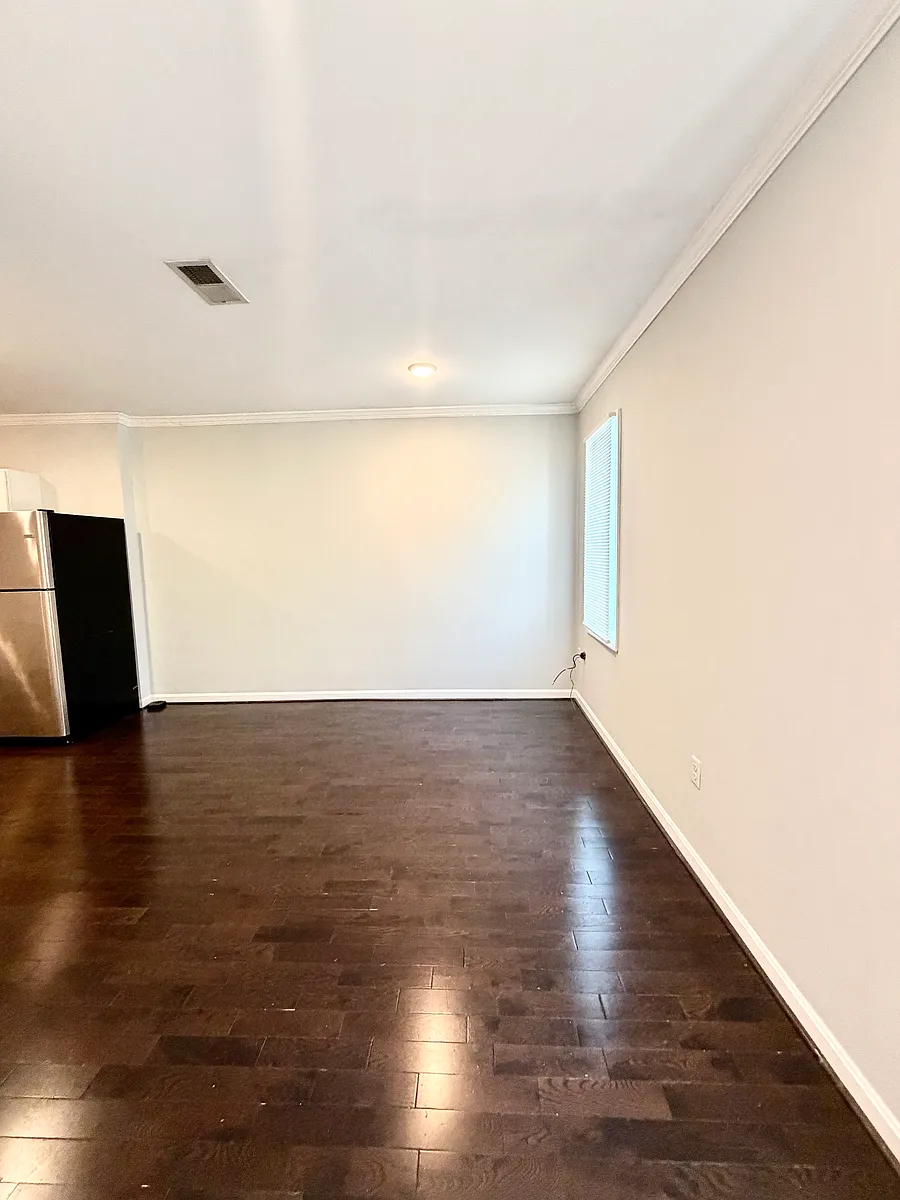 Building Photo - 141 E North Ave #3
