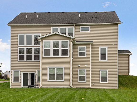 3rd image of 2554 Woods Dr