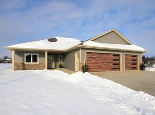 255 Eau Claire Ave SE, Hutchinson, MN 55350