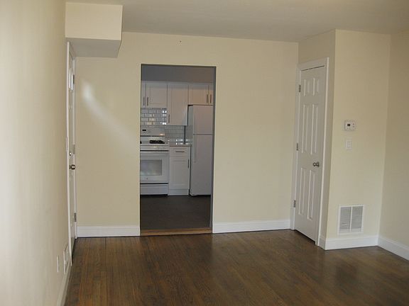4th image of 2 Ravenhurst Ave #First