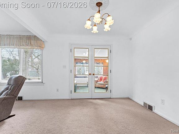 5th image of 2221 Davis St