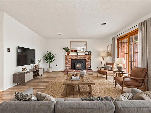 5th image of 401 Elm St