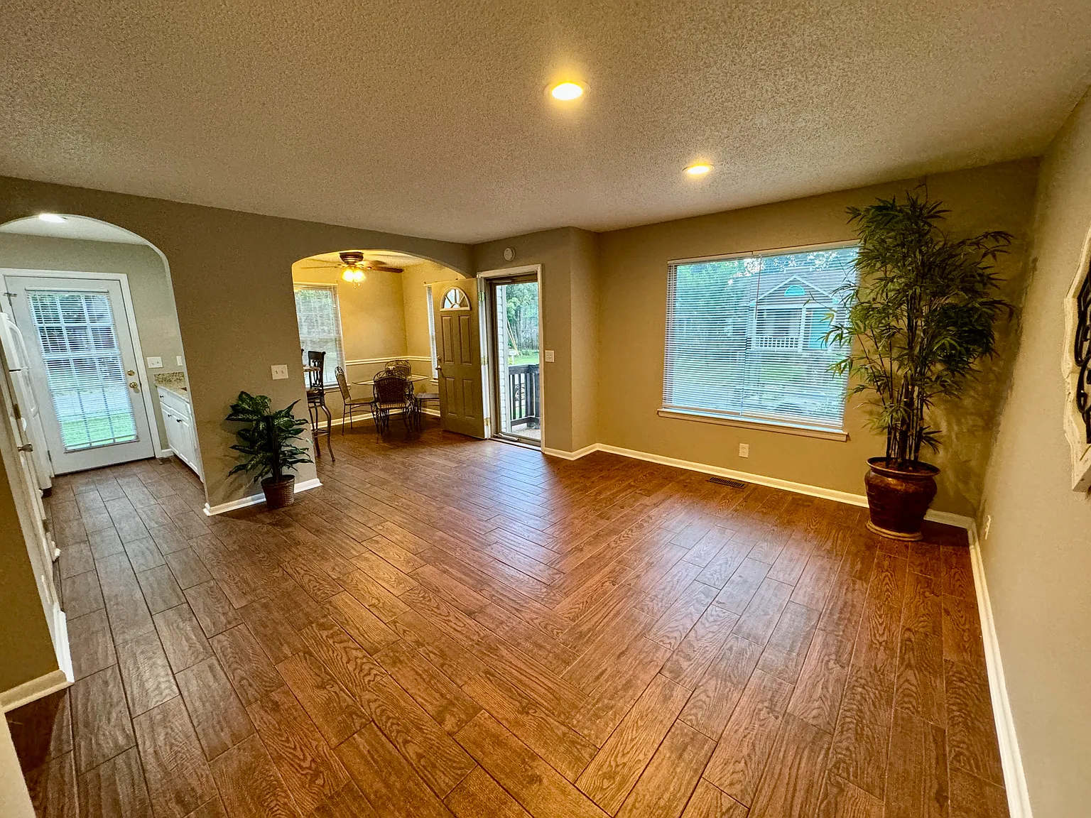 3 bed, 1.5 bath, 1200 sqft, $1,995 — Photo 2