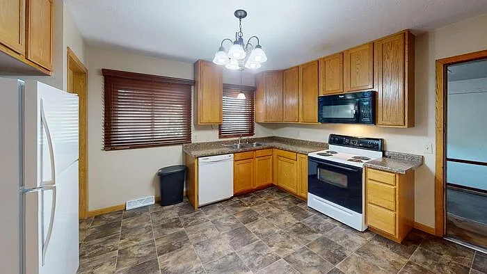 1109 E Indiana Ave — Photo 1