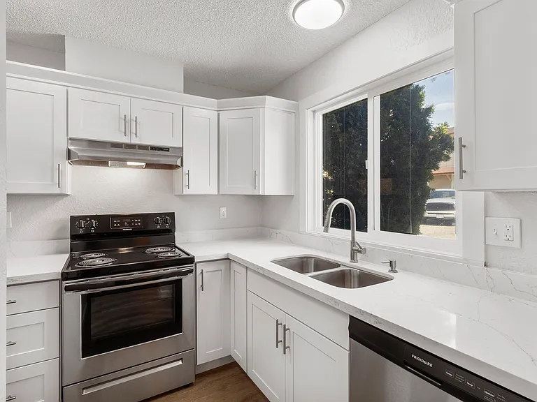 Columbia Crest Townhomes — Photo 12
