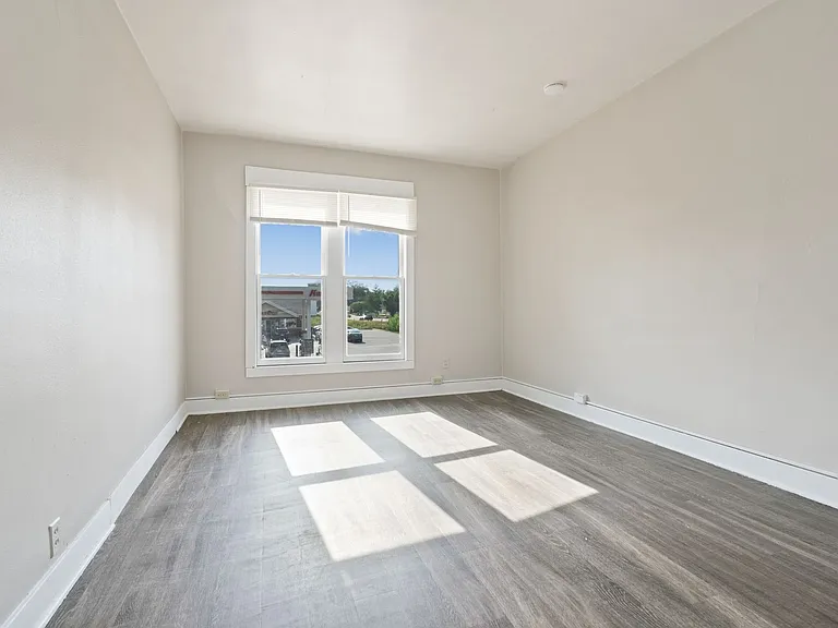 2022 1/2 College St - Cedar Falls — Photo 3