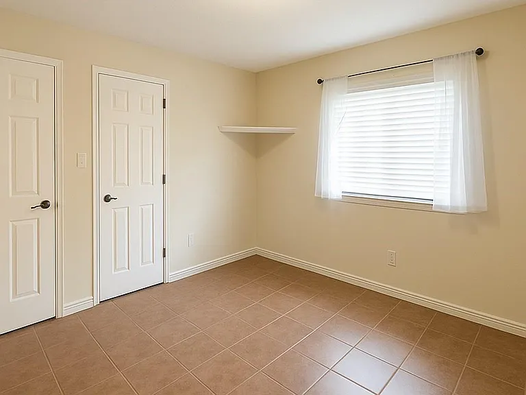 2827 Woodhall Ct — Photo 4