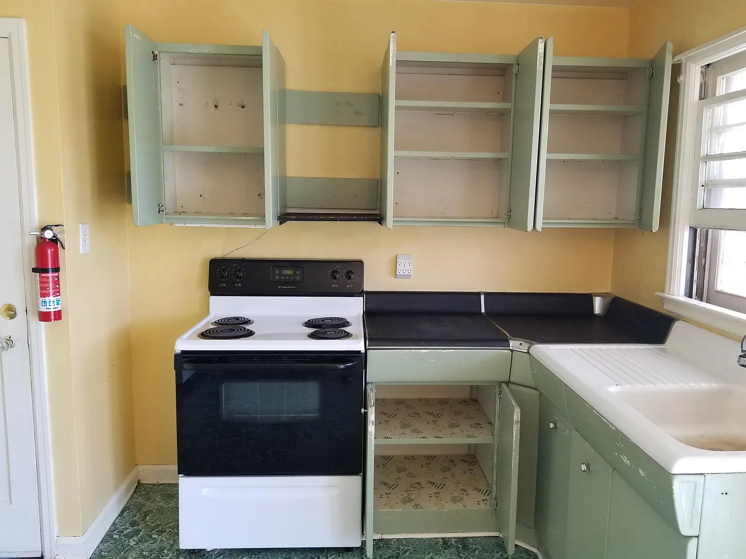 2004 East Sheridan Street - 1 — Photo 2