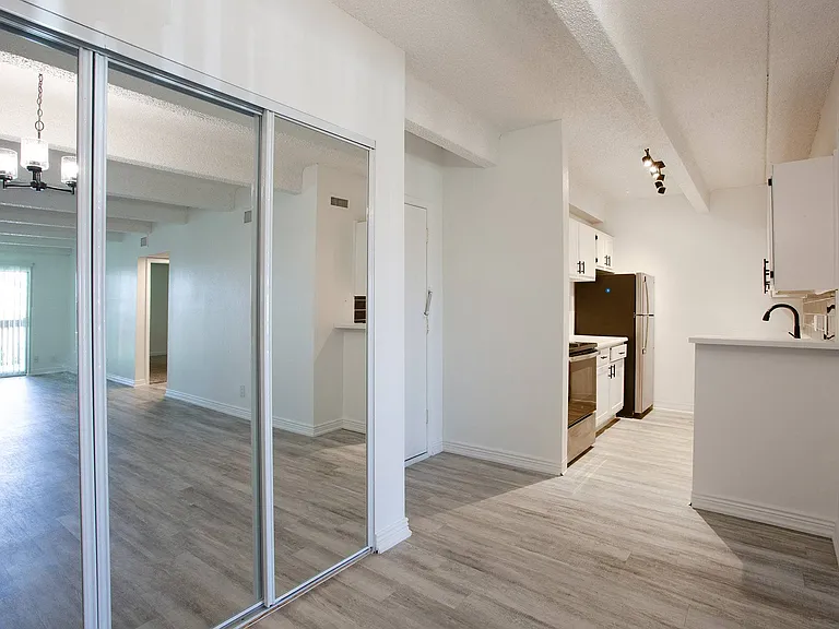 Los Altos Towers — Photo 15