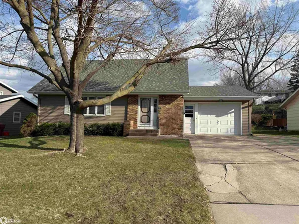 207 Ridgewood Dr, Carroll, IA 51401