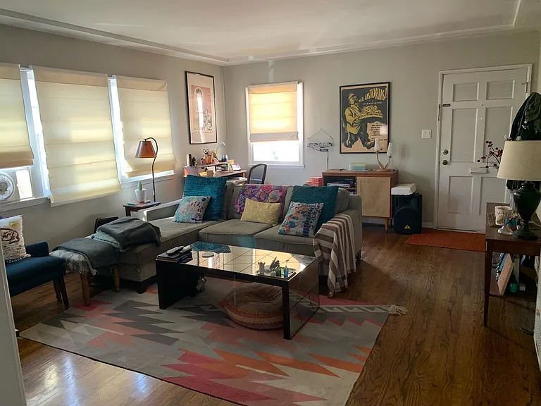 Living room - Previous tenant B (blinds have been updated)