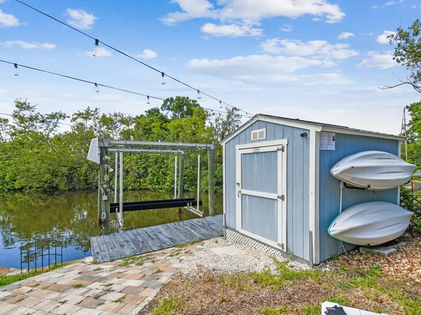 8611 Driftwood Dr, Tampa, FL 33615